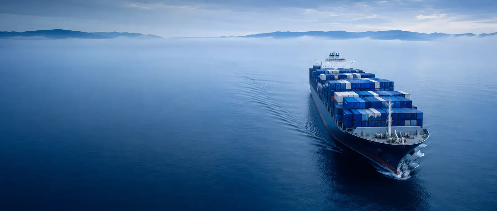 Porte-conteneurs en mer, fret maritime vers le Sénégal